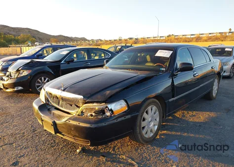 2007 Lincoln Town Car Signature Long Wheelbase z USA, uszkodzony, nr VIN 1LNHM85W37Y603535